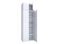 Hoge witte kast met open deuren en zichtbare planken.