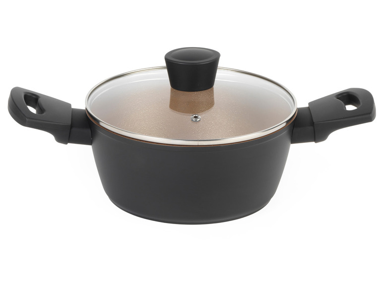Une casserole noire avec un couvercle en verre.