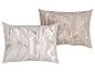 Deux oreillers avec un motif géométrique beige et blanc.