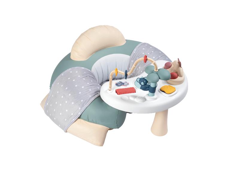 Une chaise bébé verte avec une table de jeu sur le thème du koala.
