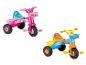 Twee driewielers: een roze Barbie en een blauwe Hot Wheels.