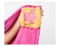 Kinderhand houdt een roze en gele pluche deken met pootafdruk vast.
