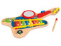 Een houten speelgoedgitaar met xylofoon, drums en andere instrumenten.