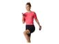 Vrouw in roze T-shirt en zwarte shorts traint met 1 kg dumbbells.