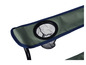 Une chaise de camping verte avec un porte-gobelet en maille.