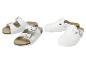 Witte sandalen en klompen met gespen, kurken voetbed en witte zool.