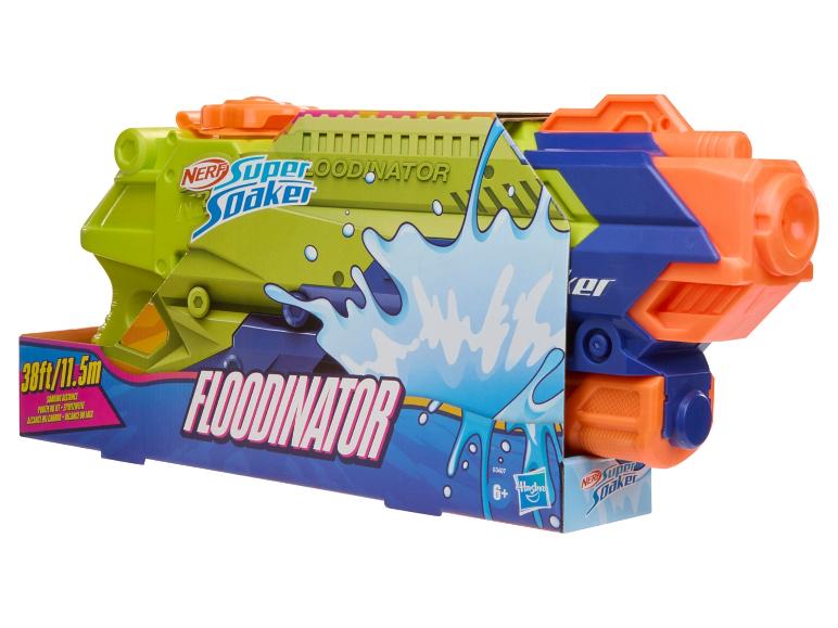 Pistolet à eau vert et bleu dans son emballage, étiqueté « FLOODINATOR » avec une portée de 38ft/11.5m.