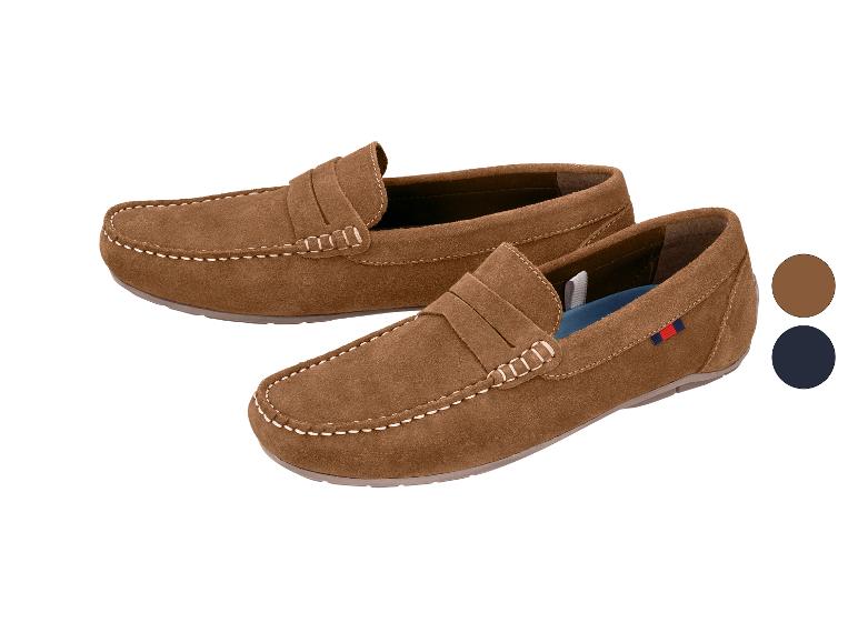 Bruine suède herenloafers met witte stiksels en blauwe en rode accenten.