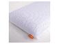 Wit kussen met gestructureerd oppervlak en oranje label, liggend op een wit matras.
