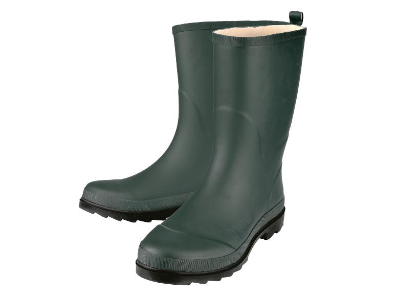 Twee paar donkergroene regenlaarzen.