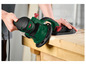 Een groene schuurmachine wordt gebruikt om hout te schuren.