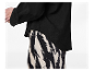 Zwart overhemd met lange mouwen en zwart-witte zebrastrepen rok.