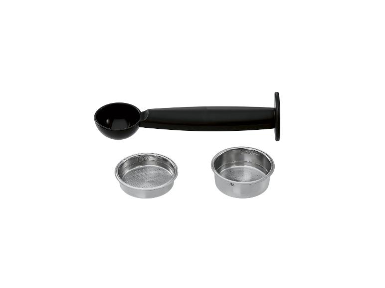 Zwarte koffieschep en twee metalen koffiefilters