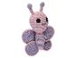 Papillon en crochet rose et violet avec des yeux noirs et un sourire.