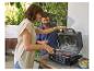 Couple faisant griller de la viande sur un grill d'intérieur, avec frites et granulés de bois.