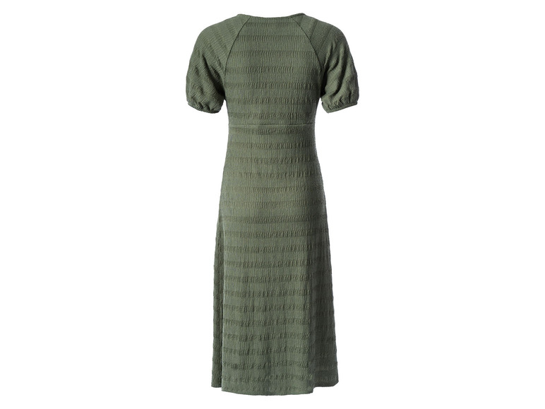 Une robe verte à manches courtes et cintrée à la taille.