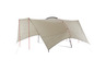 Een beige tentdoek met rode en zwarte stokken.
