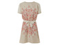 Beige jurk met roze bloemenprint en ceintuur.