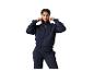 Vrouw in een marineblauw trainingspak met rits en bijpassende joggingbroek.