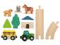 Houten speelgoed met boerderijthema, inclusief dieren, bomen, een gebouw, een tractor en treinrails.