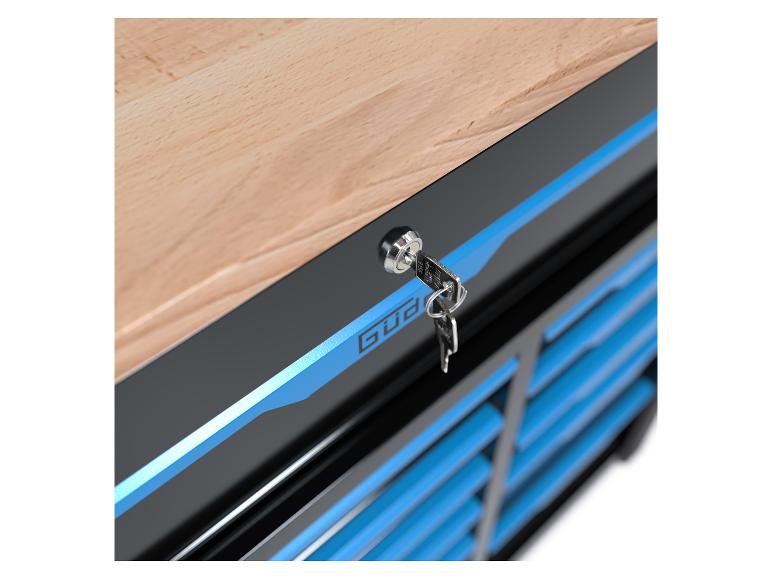 Clé dans une armoire à outils verrouillée avec un plateau en bois.