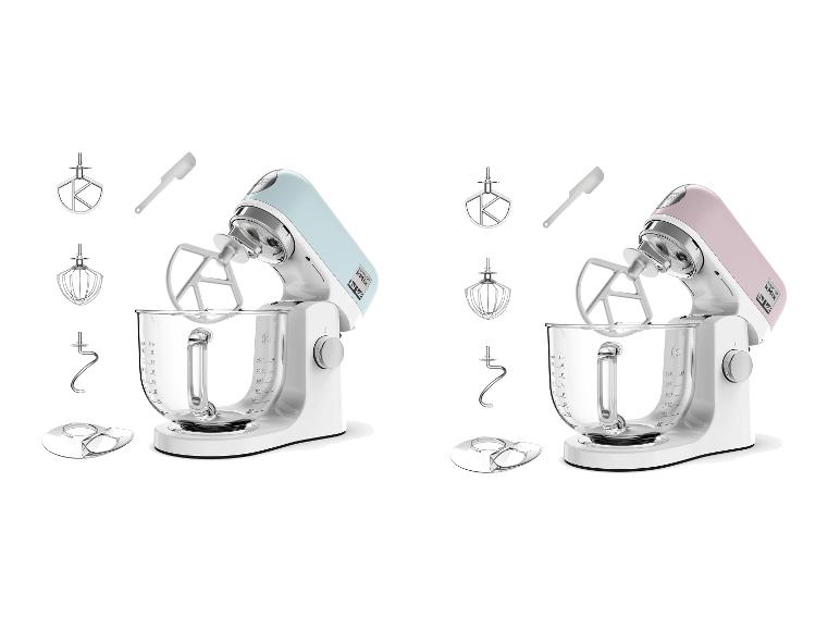 Deux robots pâtissiers, un bleu ciel et un rose, avec des accessoires comme des fouets et des spatules.