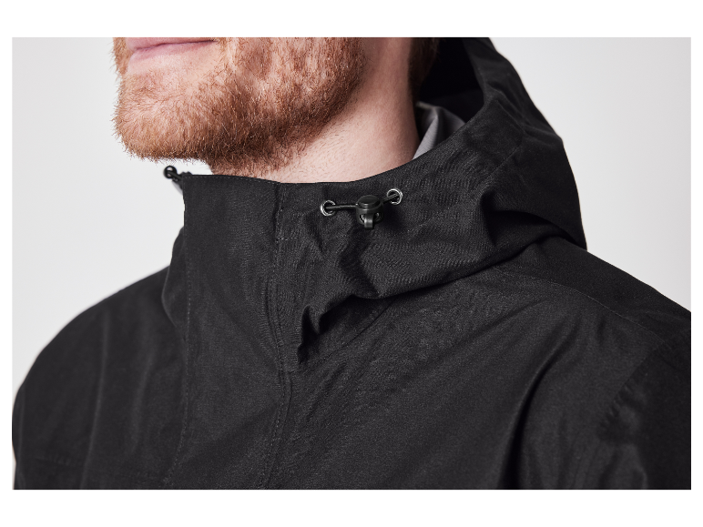 Veste noire à capuche avec cordon de serrage.