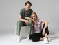 Man en vrouw dragen casual kleding en witte sneakers.