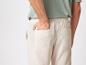 Beige broek en lichtgroen t-shirt: casual kleding.