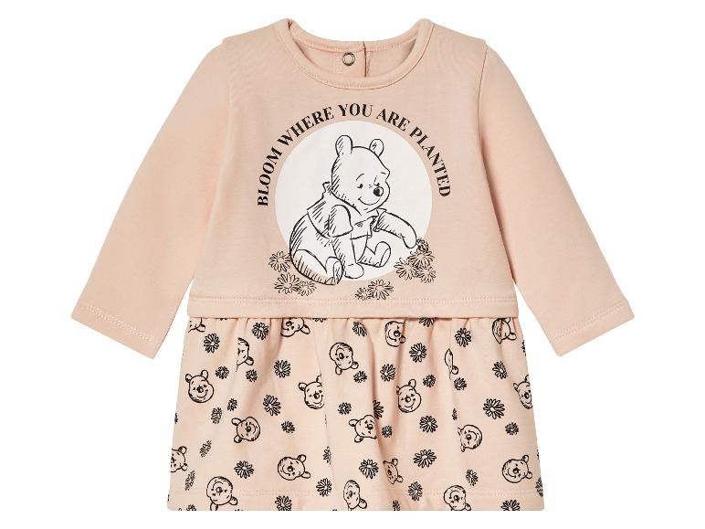 Une robe rose Winnie l'ourson à manches longues avec un motif Winnie l'ourson.