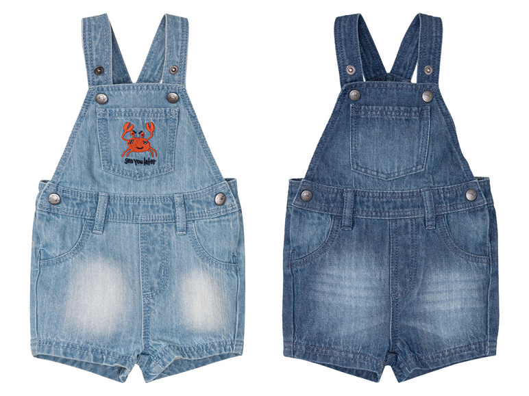 Deux salopettes en jean bleu pour bébés.