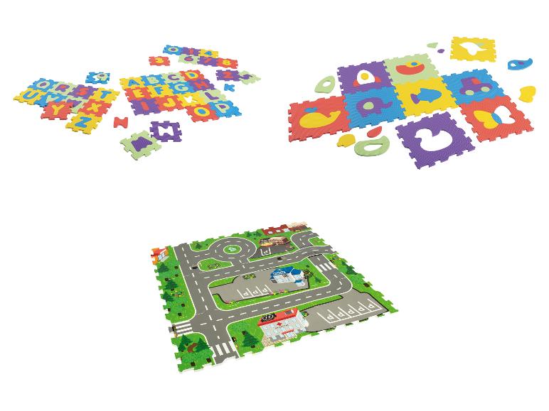 Un tapis de jeu avec des lettres, des chiffres, des animaux et une ville avec des routes.