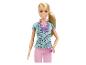 Barbie dokterspop met blond haar, turquoise scrubs en paarse stethoscoop.