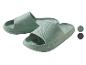 Saliegroene en zwarte slippers, casual stijl.
