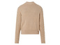 Pull en maille beige avec des torsades sur les manches.