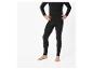 Man in zwarte legging en shirt met lange mouwen, met handen in de zij.