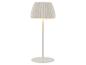 Witte geplooide tafellamp met een warme gloed.