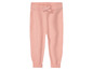 Pantalon en tricot rose pour bébé.