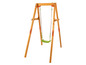 Een houten schommel met een groene zitting.