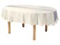 Ovale tafel met crèmekleurig damast tafelkleed en paarse tafelloper.