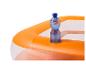 Bouteille d'eau dans une piscine gonflable orange