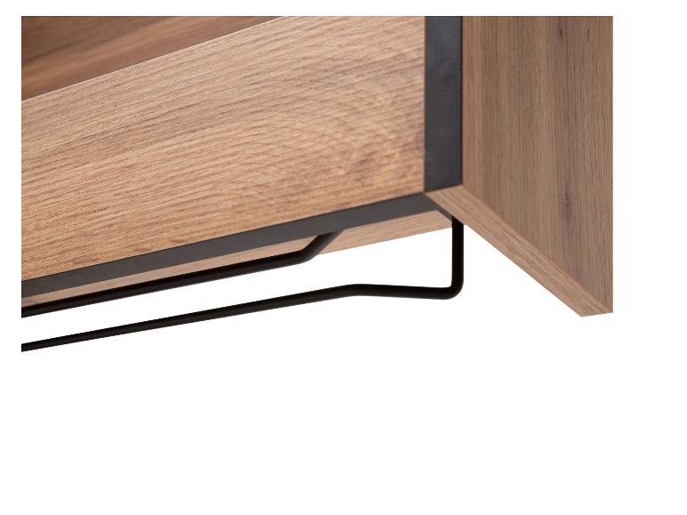 Detail van een houten lade met een zwarte metalen hanger.