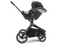 Een zwarte kinderwagen met een Maxi-Cosi babyautostoeltje.