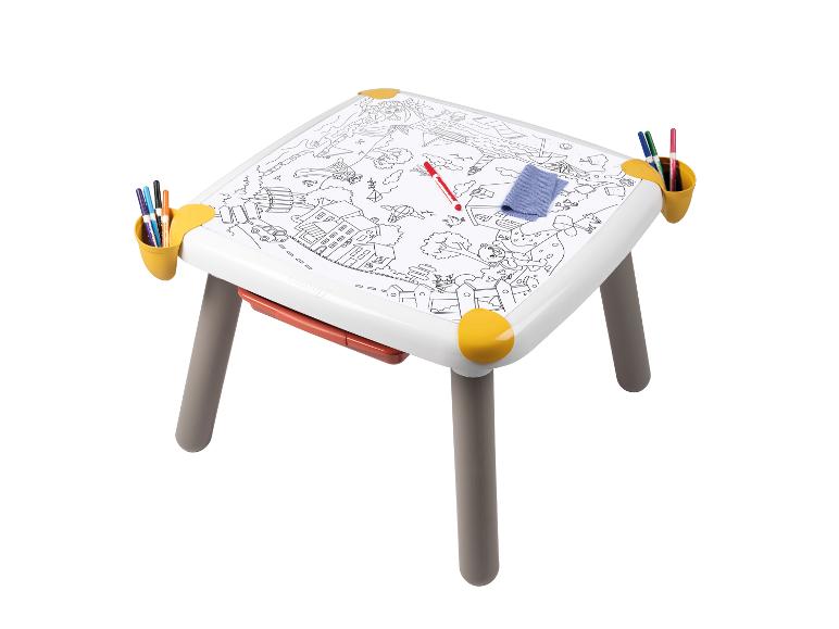 Table d'enfant blanche avec motif à colorier, feutres et chiffon.
