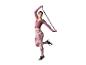 Vrouw in paarse sporttop en bedrukte legging traint met een weerstandsband.