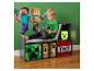 Enfant lisant sur un banc de rangement à thème de jeu vidéo, avec décoration murale et lampe.