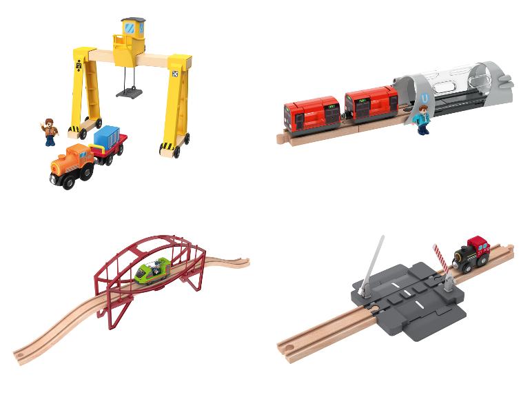 Houten speelgoedtreinsets en accessoires, waaronder een kraan, tunnel, brug en spoorwegovergang.