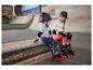 Twee kinderen dragen helmen en beschermende kleding, terwijl ze op inline skates van het merk Crivit zitten.