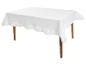 Wit tafelkleed met ruches op een houten tafel