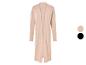 Een beige gebreide cardigan met lange mouwen